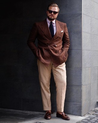 Braunes Zweireiher-Sakko kombinieren – 229 Herren Outfits: Paaren Sie ein braunes Zweireiher-Sakko mit einer hellbeige Anzughose für eine klassischen und verfeinerte Silhouette. Fühlen Sie sich ideenreich? Vervollständigen Sie Ihr Outfit mit dunkelbraunen Leder Slippern mit Quasten.