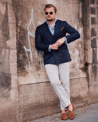 Blaues vertikal gestreiftes Sakko kombinieren – 227 Herren Outfits: Kombinieren Sie ein blaues vertikal gestreiftes Sakko mit einer weißen Anzughose für einen stilvollen, eleganten Look. Braune Wildleder Slipper sind eine gute Wahl, um dieses Outfit zu vervollständigen.