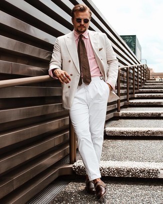 Braune Krawatte kombinieren – 500+ Elegante Herren Outfits: Vereinigen Sie ein hellbeige Zweireiher-Sakko mit einer braunen Krawatte für einen stilvollen, eleganten Look. Suchen Sie nach leichtem Schuhwerk? Vervollständigen Sie Ihr Outfit mit dunkelbraunen Monks aus Leder für den Tag.