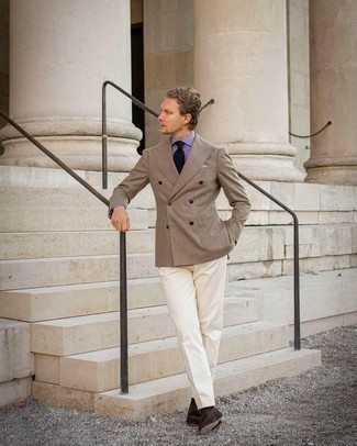 Beige Wollsakko kombinieren – 224 Herren Outfits: Vereinigen Sie ein beige Wollsakko mit einer weißen Anzughose für einen stilvollen, eleganten Look. Komplettieren Sie Ihr Outfit mit dunkelbraunen Wildleder Slippern mit Quasten.