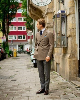 Wie Anzughose mit Slipper mit Quasten zu kombinieren – 1200+ Herren Outfits: Vereinigen Sie ein braunes Zweireiher-Sakko mit einer Anzughose für eine klassischen und verfeinerte Silhouette. Fühlen Sie sich mutig? Ergänzen Sie Ihr Outfit mit Slippern mit Quasten.