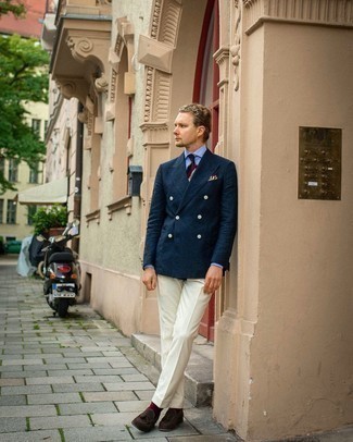 Weißes Einstecktuch kombinieren – 500+ Elegante Herren Outfits: Entscheiden Sie sich für ein dunkelblaues Zweireiher-Sakko und ein weißes Einstecktuch für ein Alltagsoutfit, das Charakter und Persönlichkeit ausstrahlt. Fühlen Sie sich ideenreich? Entscheiden Sie sich für dunkelbraunen Wildleder Slipper mit Quasten.