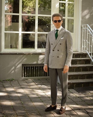 Dunkelgrüne Krawatte kombinieren – 845+ Herren Outfits: Kombinieren Sie ein weißes und schwarzes Zweireiher-Sakko mit Hahnentritt-Muster mit einer dunkelgrünen Krawatte für einen stilvollen, eleganten Look. Fühlen Sie sich ideenreich? Vervollständigen Sie Ihr Outfit mit dunkelbraunen Wildleder Slippern mit Quasten.