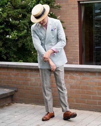 hellblaues Zweireiher-Sakko, rosa Businesshemd, graue Anzughose mit Schottenmuster, braune Leder Derby Schuhe für Herren