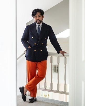 Zweireiher-Sakko kombinieren – 500+ Herren Outfits: Kombinieren Sie ein Zweireiher-Sakko mit einer orange Anzughose, um vor Klasse und Perfektion zu strotzen. Wenn Sie nicht durch und durch formal auftreten möchten, entscheiden Sie sich für schwarzen Leder Slipper mit Quasten.