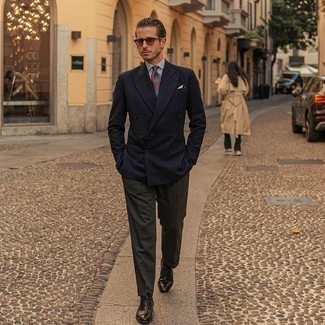 Weißes Einstecktuch kombinieren – 500+ Herren Outfits: Entscheiden Sie sich für ein dunkelblaues Zweireiher-Sakko und ein weißes Einstecktuch für ein bequemes Outfit, das außerdem gut zusammen passt. Fühlen Sie sich mutig? Ergänzen Sie Ihr Outfit mit dunkelbraunen Leder Oxford Schuhen.