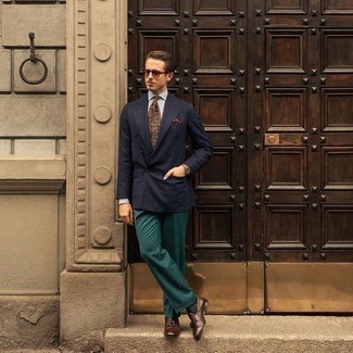 Welche Zweireiher-Sakkos mit olivgrüner Anzughose zu tragen – 39 Herren Outfits: Erwägen Sie das Tragen von einem Zweireiher-Sakko und einer olivgrünen Anzughose für einen stilvollen, eleganten Look. Wenn Sie nicht durch und durch formal auftreten möchten, wählen Sie dunkelbraunen Leder Slipper mit Quasten.