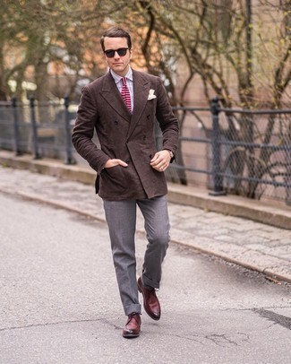 Graue Socken kombinieren – 500+ Herren Outfits: Kombinieren Sie ein dunkelbraunes Leinen Zweireiher-Sakko mit grauen Socken für ein bequemes Outfit, das außerdem gut zusammen passt. Komplettieren Sie Ihr Outfit mit dunkelroten Leder Derby Schuhen, um Ihr Modebewusstsein zu zeigen.