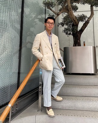 Herren Outfits 2021: Paaren Sie ein hellbeige Leinen Zweireiher-Sakko mit einer grauen Anzughose, um vor Klasse und Perfektion zu strotzen. Wählen Sie die legere Option mit hellbeige Leder Slippern.