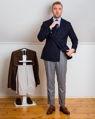 Wie Doppelmonks mit Sakkos zu kombinieren – 500+ Herren Outfits warm Wetter: Kombinieren Sie ein Sakko mit einer grauen Anzughose für eine klassischen und verfeinerte Silhouette. Doppelmonks sind eine großartige Wahl, um dieses Outfit zu vervollständigen.