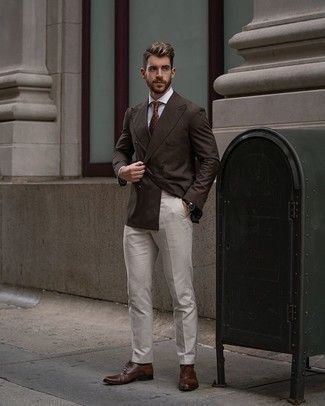 30 Jährige: Braune Leder Oxford Schuhe kombinieren – 500+ Herren Outfits warm Wetter: Paaren Sie ein dunkelbraunes Zweireiher-Sakko mit einer weißen Anzughose, um vor Klasse und Perfektion zu strotzen. Wählen Sie die legere Option mit braunen Leder Oxford Schuhen.