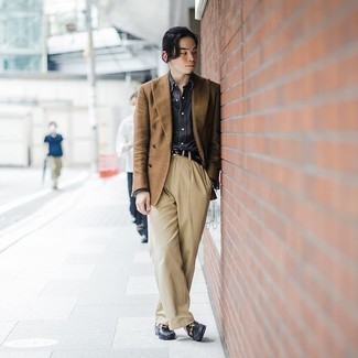 Wie braunes Sakko mit hellbeige Chinohose zu kombinieren – 8 Elegante Herren Outfits warm Wetter: Kombinieren Sie ein braunes Sakko mit einer hellbeige Chinohose für einen für die Arbeit geeigneten Look. Fühlen Sie sich mutig? Entscheiden Sie sich für schwarzen Leder Slipper.