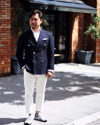 Wie Zweireiher-Sakko mit Sportschuhe zu kombinieren – 35 Smart-Casual Herren Outfits: Kombinieren Sie ein Zweireiher-Sakko mit einer weißen Chinohose für einen für die Arbeit geeigneten Look. Fühlen Sie sich ideenreich? Entscheiden Sie sich für Sportschuhe.