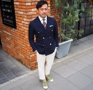Weißes Einstecktuch kombinieren – 500+ Herren Outfits: Kombinieren Sie ein dunkelblaues Zweireiher-Sakko mit einem weißen Einstecktuch für ein bequemes Outfit, das außerdem gut zusammen passt. Dieses Outfit passt hervorragend zusammen mit olivgrünen Segeltuch niedrigen Sneakers.