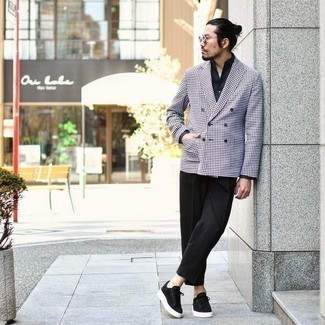 Zweireiher-Sakko kombinieren – 500+ Herren Outfits: Vereinigen Sie ein Zweireiher-Sakko mit einer schwarzen Chinohose, um einen modischen Freizeitlook zu kreieren. Fühlen Sie sich mutig? Vervollständigen Sie Ihr Outfit mit schwarzen Wildleder niedrigen Sneakers.