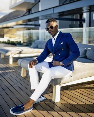 Hemd kombinieren – 500+ Elegante Herren Outfits warm Wetter: Kombinieren Sie ein Hemd mit einer weißen Chinohose für Drinks nach der Arbeit. Ergänzen Sie Ihr Outfit mit dunkelblauen Leder Slippern mit Quasten, um Ihr Modebewusstsein zu zeigen.