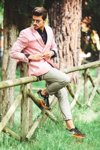30 Jährige: Schwarze Sportschuhe kombinieren – 47 Smart-Casual Herren Outfits: Kombinieren Sie ein rosa Zweireiher-Sakko mit einer olivgrünen Chinohose für Ihren Bürojob. Schwarze Sportschuhe verleihen einem klassischen Look eine neue Dimension.