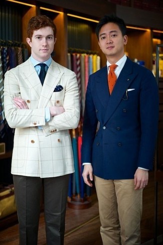 dunkelblaues Zweireiher-Sakko, weißes Businesshemd, beige Chinohose, orange gepunktete Krawatte für Herren