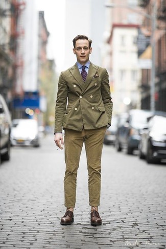 Welche Businesshemden mit olivgrünen Sakkos zu tragen – 499 Herren Outfits: Vereinigen Sie ein olivgrünes Sakko mit einem Businesshemd für eine klassischen und verfeinerte Silhouette. Dunkelbraune Leder Derby Schuhe sind eine gute Wahl, um dieses Outfit zu vervollständigen.