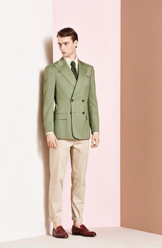 Olivgrüne bedruckte Krawatte kombinieren – 199 Herren Outfits: Kombinieren Sie ein olivgrünes Zweireiher-Sakko mit einer olivgrünen bedruckten Krawatte für einen stilvollen, eleganten Look. Fühlen Sie sich ideenreich? Ergänzen Sie Ihr Outfit mit dunkelroten Leder Slippern.