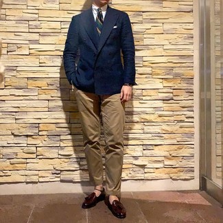 Dunkelblaue vertikal gestreifte Krawatte kombinieren – 110 Herren Outfits: Paaren Sie ein dunkelblaues Zweireiher-Sakko mit einer dunkelblauen vertikal gestreiften Krawatte für einen stilvollen, eleganten Look. Dunkelrote Leder Slipper mit Quasten leihen Originalität zu einem klassischen Look.