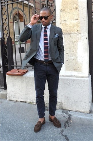 Welche Slipper mit Quasten mit dunkelgrünen Sakkos zu tragen – 60 Smart-Casual Herren Outfits: Entscheiden Sie sich für ein dunkelgrünes Sakko und eine dunkelblaue Chinohose, um einen eleganten, aber nicht zu festlichen Look zu kreieren. Fühlen Sie sich ideenreich? Entscheiden Sie sich für Slipper mit Quasten.