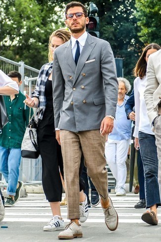 Beige Chinohose kombinieren – 66 Elegante Herren Outfits: Tragen Sie ein graues Zweireiher-Sakko und eine beige Chinohose, um einen modischen Freizeitlook zu kreieren. Vervollständigen Sie Ihr Look mit grauen Leder Brogues.