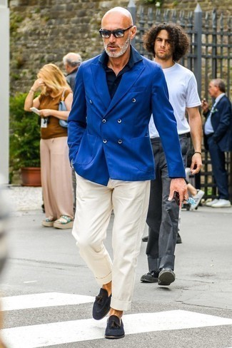 50 Jährige: Blaues Businesshemd kombinieren – 54 Elegante Herren Outfits warm Wetter: Kombinieren Sie ein blaues Businesshemd mit einer weißen Chinohose für Ihren Bürojob. Dunkelblaue Wildleder Slipper mit Quasten bringen Eleganz zu einem ansonsten schlichten Look.
