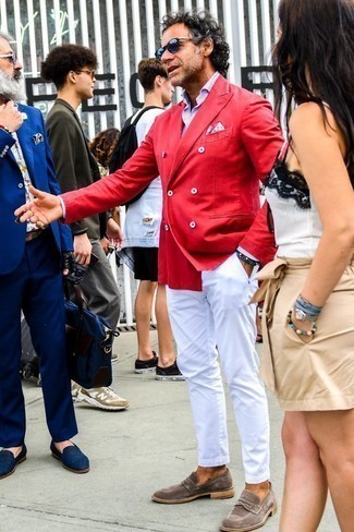 40 Jährige: Rotes und weißes bedrucktes Einstecktuch kombinieren – 3 Smart-Casual Sommer Herren Outfits: Kombinieren Sie ein rotes Zweireiher-Sakko mit einem roten und weißen bedruckten Einstecktuch, um mühelos alles zu meistern, was auch immer der Tag bringen mag. Fühlen Sie sich ideenreich? Ergänzen Sie Ihr Outfit mit braunen Wildleder Slippern. Dieser Look ist ein perfekter Sommer-Look.