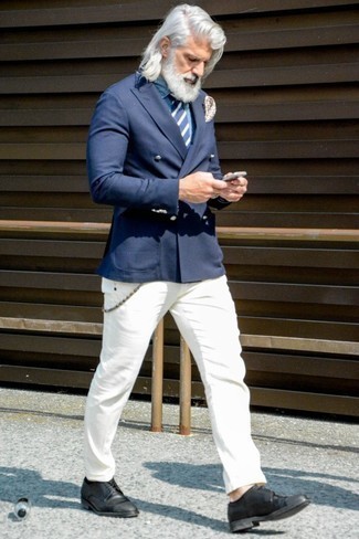 Dunkelblaues Chambray Businesshemd kombinieren – 437 Herren Outfits: Vereinigen Sie ein dunkelblaues Chambray Businesshemd mit einer weißen Chinohose, um einen modischen Freizeitlook zu kreieren. Entscheiden Sie sich für schwarzen Leder Derby Schuhe, um Ihr Modebewusstsein zu zeigen.