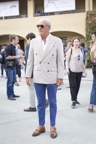 60 Jährige: Welche Doppelmonks mit beige Sakkos zu tragen – 2 Elegante Herren Outfits: Kombinieren Sie ein beige Sakko mit einer blauen Chinohose, um einen eleganten, aber nicht zu festlichen Look zu kreieren. Fügen Sie Doppelmonks für ein unmittelbares Style-Upgrade zu Ihrem Look hinzu.