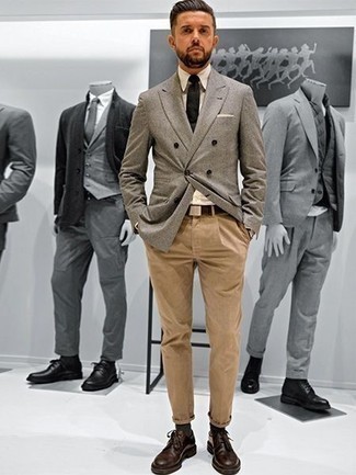 Beige Einstecktuch kombinieren – 500+ Herren Outfits: Kombinieren Sie ein graues Zweireiher-Sakko mit einem beige Einstecktuch für ein Alltagsoutfit, das Charakter und Persönlichkeit ausstrahlt. Fühlen Sie sich mutig? Entscheiden Sie sich für dunkelbraunen Leder Derby Schuhe.