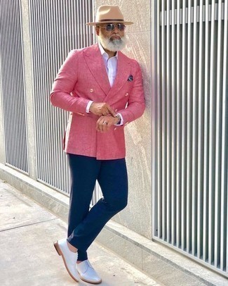 Welche Businesshemden mit rosa Sakkos zu tragen – 80 Herren Outfits: Erwägen Sie das Tragen von einem rosa Sakko und einem Businesshemd für eine klassischen und verfeinerte Silhouette. Weiße Leder Derby Schuhe sind eine gute Wahl, um dieses Outfit zu vervollständigen.
