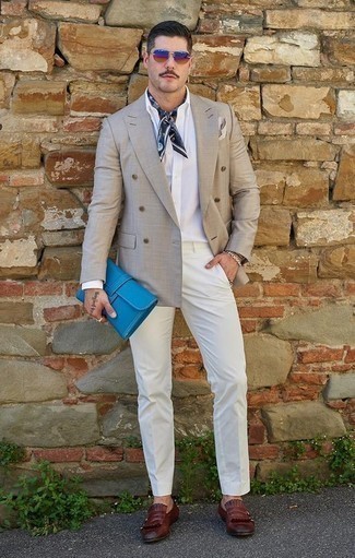 Hellblaue Leder Clutch Handtasche kombinieren – 8 Herren Outfits: Paaren Sie ein graues Zweireiher-Sakko mit einer hellblauen Leder Clutch Handtasche, um mühelos alles zu meistern, was auch immer der Tag bringen mag. Putzen Sie Ihr Outfit mit dunkelroten Leder Slippern mit Fransen.