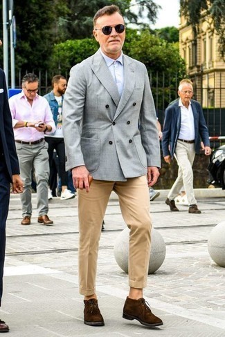 40 Jährige: Welche Sakkos mit dunkelbrauner Chukka-Stiefel zu tragen – 33 Smart-Casual Herren Outfits: Entscheiden Sie sich für ein Sakko und eine beige Chinohose für Drinks nach der Arbeit. Dunkelbraune Chukka-Stiefel sind eine perfekte Wahl, um dieses Outfit zu vervollständigen.