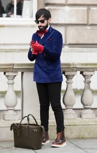Rote Lederhandschuhe kombinieren – 31 Herren Outfits: Tragen Sie ein blaues Zweireiher-Sakko aus Samt und roten Lederhandschuhe für ein sonntägliches Mittagessen mit Freunden. Fühlen Sie sich ideenreich? Wählen Sie eine dunkelrote Lederfreizeitstiefel.
