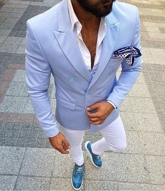 Weißes gepunktetes Einstecktuch kombinieren – 94 Herren Outfits: Kombinieren Sie ein hellblaues Zweireiher-Sakko mit einem weißen gepunkteten Einstecktuch für ein bequemes Outfit, das außerdem gut zusammen passt. Fühlen Sie sich mutig? Wählen Sie blauen Leder Brogues.