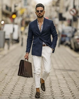 Dunkelgraue Sonnenbrille kombinieren – 500+ Herren Outfits: Entscheiden Sie sich für ein dunkelblaues Zweireiher-Sakko und eine dunkelgraue Sonnenbrille für ein großartiges Wochenend-Outfit. Schalten Sie Ihren Kleidungsbestienmodus an und machen dunkelbraunen Leder Slipper zu Ihrer Schuhwerkwahl.