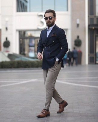 30 Jährige: Dunkelblaues Zweireiher-Sakko kombinieren – 500+ Herren Outfits warm Wetter: Tragen Sie ein dunkelblaues Zweireiher-Sakko und eine graue Chinohose für Ihren Bürojob. Entscheiden Sie sich für braunen Doppelmonks aus Leder, um Ihr Modebewusstsein zu zeigen.