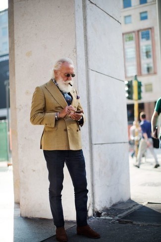 60 Jährige: Hellviolettes Einstecktuch kombinieren – 3 Smart-Casual Herren Outfits: Kombinieren Sie ein beige Zweireiher-Sakko mit einem hellvioletten Einstecktuch für einen bequemen Alltags-Look. Ergänzen Sie Ihr Outfit mit braunen Chukka-Stiefeln aus Wildleder, um Ihr Modebewusstsein zu zeigen.