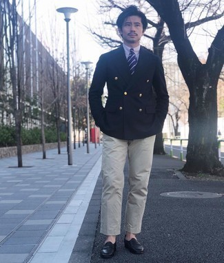 Dunkelblaues Zweireiher-Sakko kombinieren – 500+ Herren Outfits: Entscheiden Sie sich für ein dunkelblaues Zweireiher-Sakko und eine graue Chinohose für Ihren Bürojob. Komplettieren Sie Ihr Outfit mit schwarzen Leder Slippern, um Ihr Modebewusstsein zu zeigen.