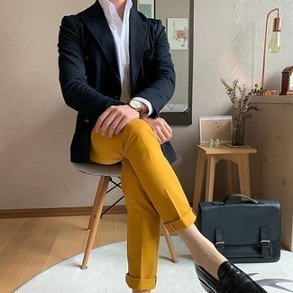 30 Jährige: Gelbgrüne Chinohose kombinieren – 2 Elegante Herren Outfits: Kombinieren Sie ein dunkelblaues Zweireiher-Sakko mit einer gelbgrünen Chinohose für Drinks nach der Arbeit. Entscheiden Sie sich für schwarzen Leder Slipper, um Ihr Modebewusstsein zu zeigen.