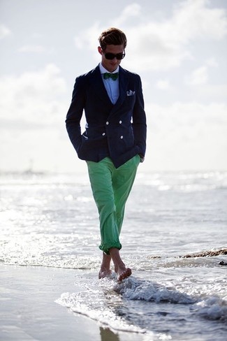 Grüne vertikal gestreifte Fliege kombinieren – 2 Herren Outfits: Kombinieren Sie ein dunkelblaues Zweireiher-Sakko mit einer grünen vertikal gestreiften Fliege für einen bequemen Alltags-Look.