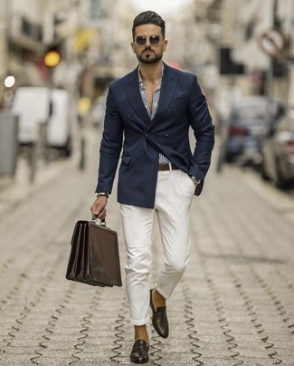 Rotbraune Leder Slipper kombinieren – 500+ Smart-Casual Herren Outfits: Paaren Sie ein dunkelblaues Zweireiher-Sakko mit einer weißen Chinohose, um einen eleganten, aber nicht zu festlichen Look zu kreieren. Fühlen Sie sich ideenreich? Ergänzen Sie Ihr Outfit mit rotbraunen Leder Slippern.