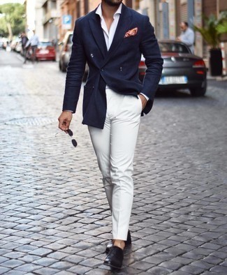 Rotes bedrucktes Einstecktuch kombinieren – 288 Herren Outfits: Entscheiden Sie sich für ein dunkelblaues Zweireiher-Sakko und ein rotes bedrucktes Einstecktuch, um mühelos alles zu meistern, was auch immer der Tag bringen mag. Fühlen Sie sich mutig? Ergänzen Sie Ihr Outfit mit schwarzen Leder Oxford Schuhen.
