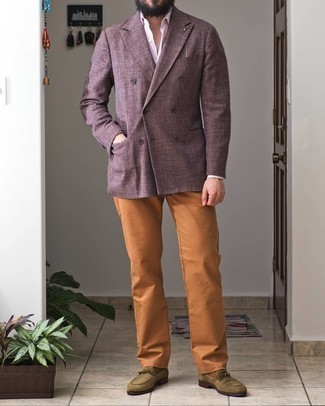 Lila Sakko kombinieren – 114 Herren Outfits: Paaren Sie ein lila Sakko mit einer rotbraunen Chinohose für Ihren Bürojob. Wählen Sie olivgrünen Wildleder Slipper, um Ihr Modebewusstsein zu zeigen.
