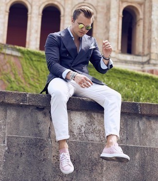 Rosa Wildleder niedrige Sneakers kombinieren – 7 Herren Outfits: Die Paarung aus einem dunkelblauen Zweireiher-Sakko und einer weißen Chinohose ist eine kluge Wahl für einen Tag im Büro. Fühlen Sie sich ideenreich? Ergänzen Sie Ihr Outfit mit rosa Wildleder niedrigen Sneakers.