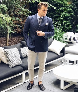 30 Jährige: Dunkelblaue und weiße Krawatte kombinieren – 500+ Herren Outfits: Vereinigen Sie ein dunkelblaues Zweireiher-Sakko mit einer dunkelblauen und weißen Krawatte für einen stilvollen, eleganten Look. Wenn Sie nicht durch und durch formal auftreten möchten, wählen Sie schwarzen Leder Slipper mit Quasten.