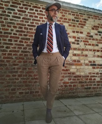 50 Jährige: Slipper kombinieren – 500+ Herren Outfits: Paaren Sie ein dunkelblaues Zweireiher-Sakko mit einer beige Chinohose, um einen eleganten, aber nicht zu festlichen Look zu kreieren. Fühlen Sie sich ideenreich? Ergänzen Sie Ihr Outfit mit Slippern.