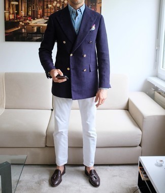 Dunkelblaues Tweed Zweireiher-Sakko kombinieren – 1 Herren Outfits: Erwägen Sie das Tragen von einem dunkelblauen Tweed Zweireiher-Sakko und einer weißen Chinohose, um einen eleganten, aber nicht zu festlichen Look zu kreieren. Fühlen Sie sich ideenreich? Entscheiden Sie sich für dunkelbraunen Leder Slipper mit Quasten.